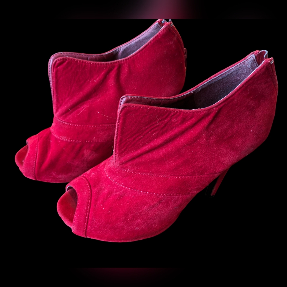 Delicacy rear zip back 5-in heels size 10 and red velvet, pream